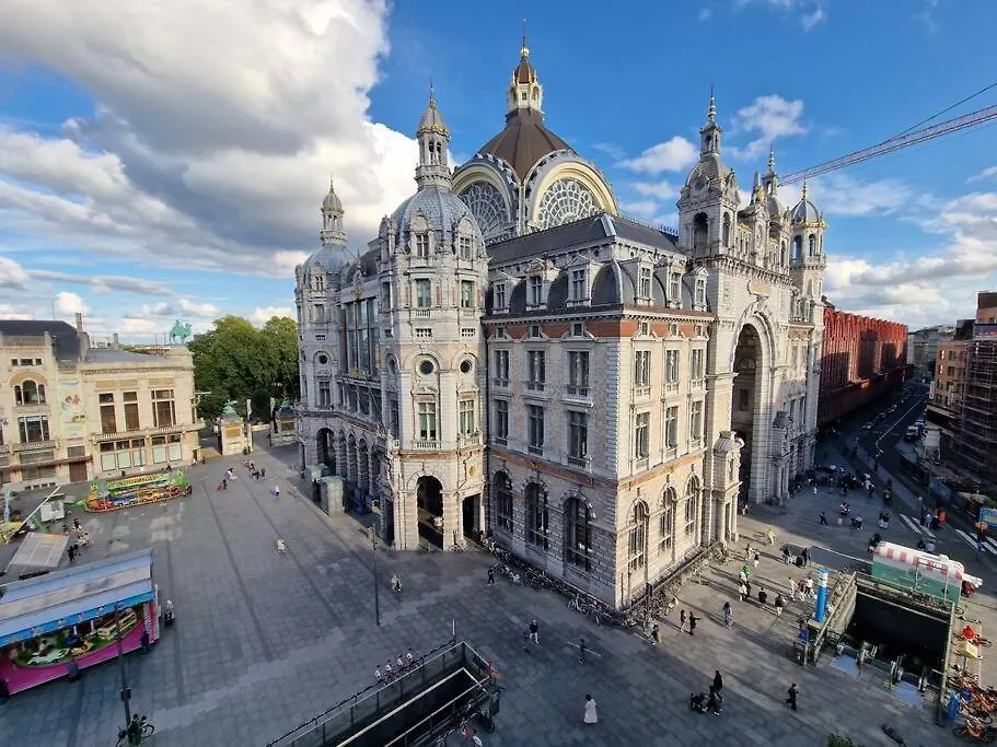 Stunning View + Japan Design Bed @ Central Station Antwerpen Apartman